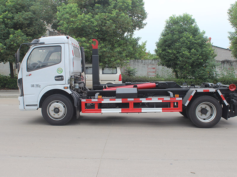 東風D7多利卡鉤臂車SCS5120ZXXEQ6車廂可卸式垃圾車