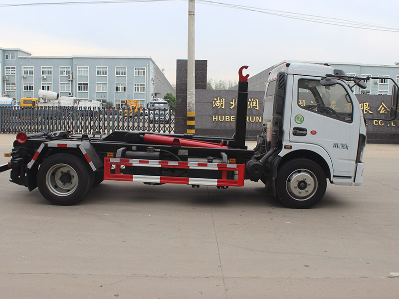 東風D7多利卡鉤臂車SCS5120ZXXEQ6車廂可卸式垃圾車