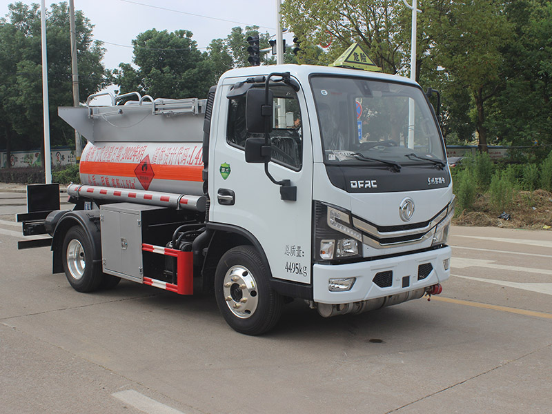 東風(fēng)多利卡藍牌2立方SCS5041GRYEQ6易燃液體罐式運輸車