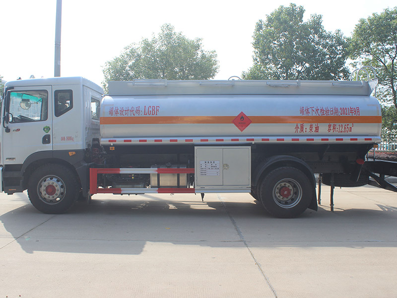 東風D9多利卡12.6立方SCS5180GYYEQ6運油車