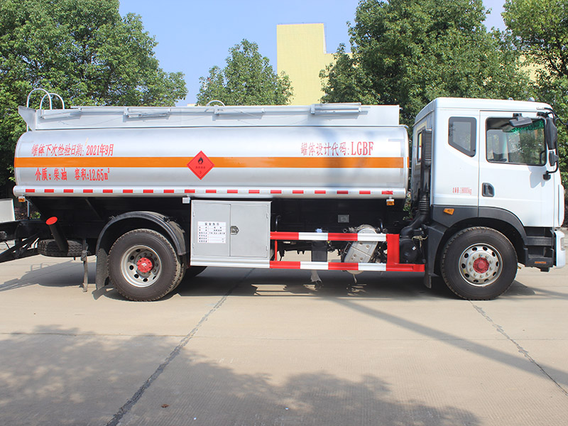 東風D9多利卡12.6立方SCS5180GYYEQ6運油車