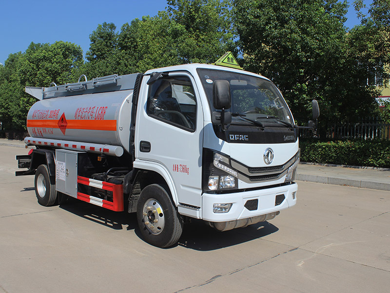 東風(fēng)多利卡4.3立方SCS5070GYYEQ6運(yùn)油車(chē)