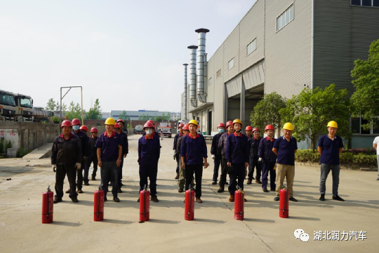 湖北潤(rùn)力專汽開(kāi)展“安全應(yīng)急預(yù)案”演練活動(dòng)